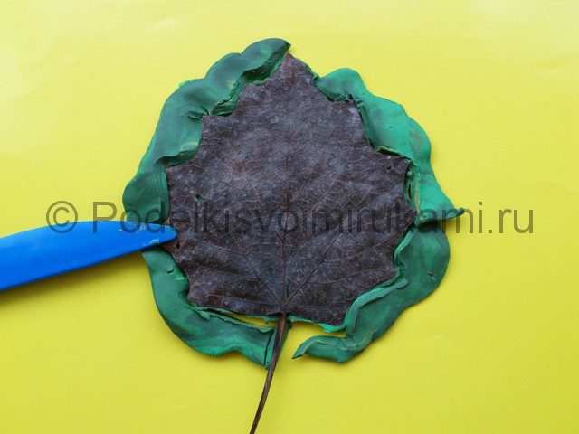 Лепка листьев из пластилина. Шаг №4.