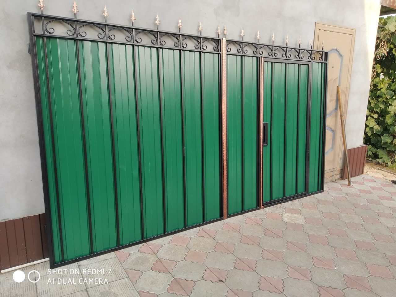 Откатные ворота с калиткой внутри фото: раздвижные ворота из профнастила и металла со встроенной конструкцией калитки