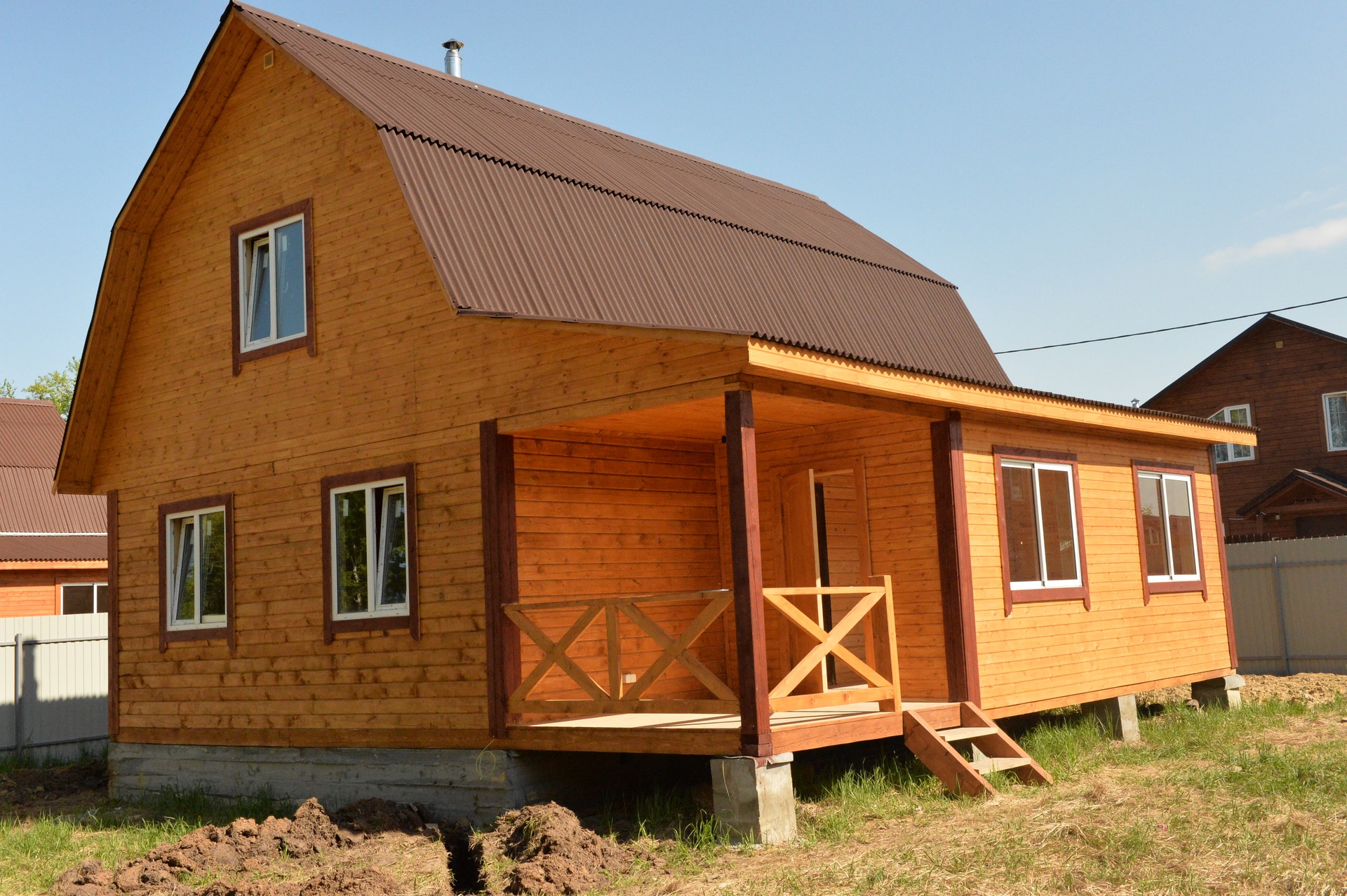 Фото дачный домик из бруса: как построить садовый брусовой коттедж эконом класса, небольшие деревянные постройки для дачи