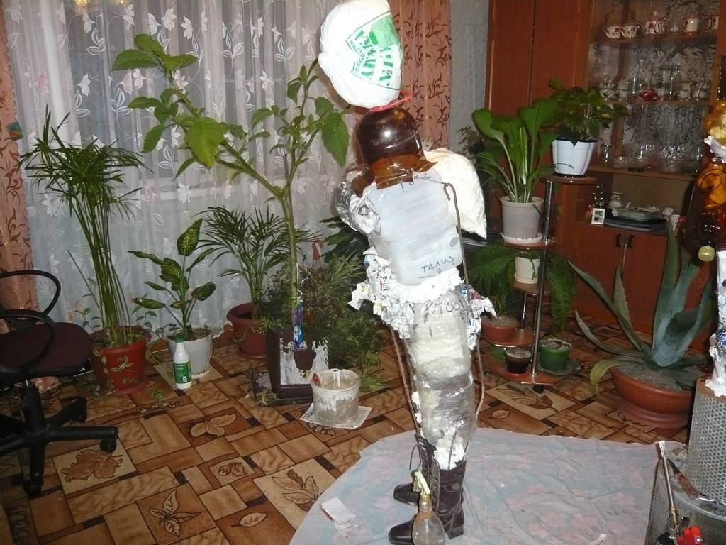 Как сделать из бутылки пластиковой бабу: Баба Яга из пластиковых бутылок и монтажной пены. Мастер класс.