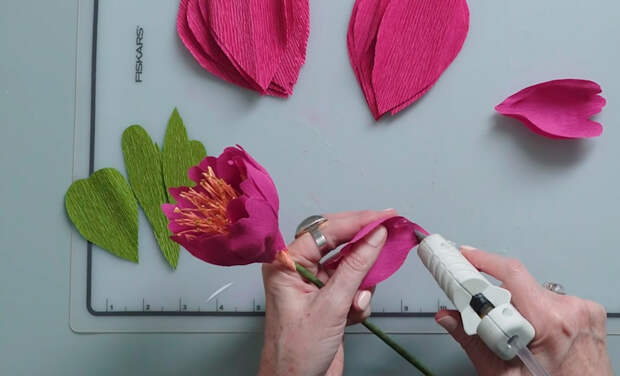 Листья из гофрированной бумаги для розы: 4 мастер-класса, 70 фото и 2 видео