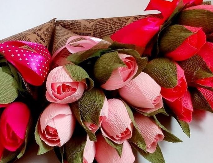 Розы из гофрированной бумаги с конфетами своими руками видео: Цветы из Гофрированной Бумаги с Конфетами.Мастер-класс+75 ФОТО