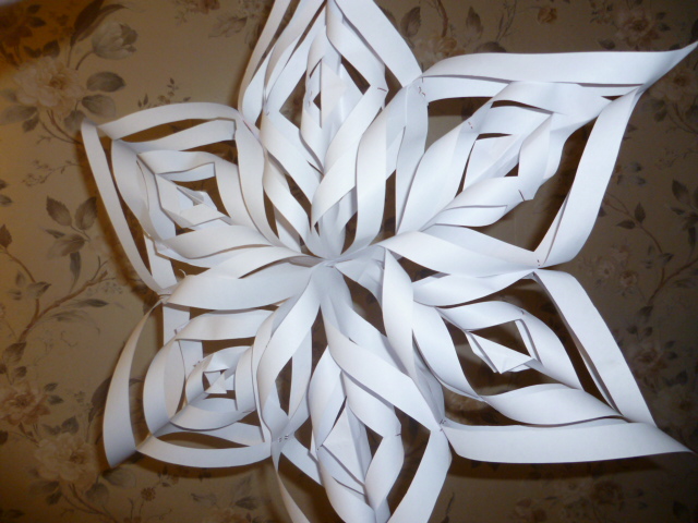 Как сделать из бумаги снежинку большую: Как сделать снежинку своими руками из бумаги, картона, бисера, клея и макарон