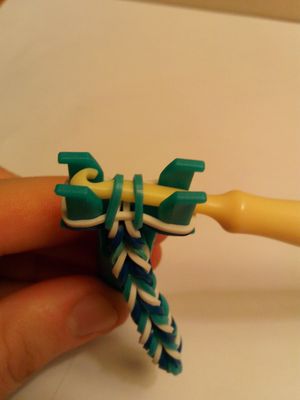 Плетение браслета на рогатке из резинок: Браслеты из резинок на рогатке