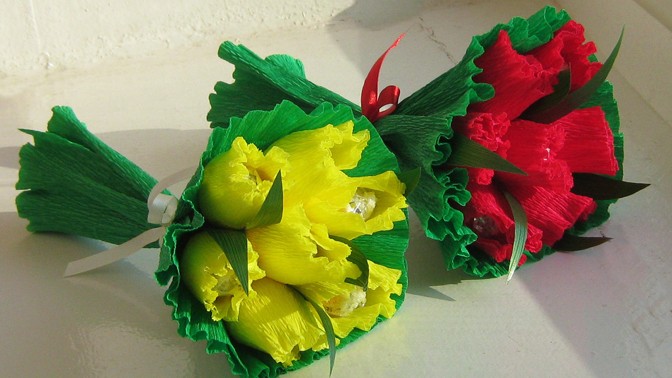 Из гофрированной бумаги подарки: Тюльпаны из гофрированной бумаги мастер класс своими руками. Подарок на 8 марта Делай Декор!…