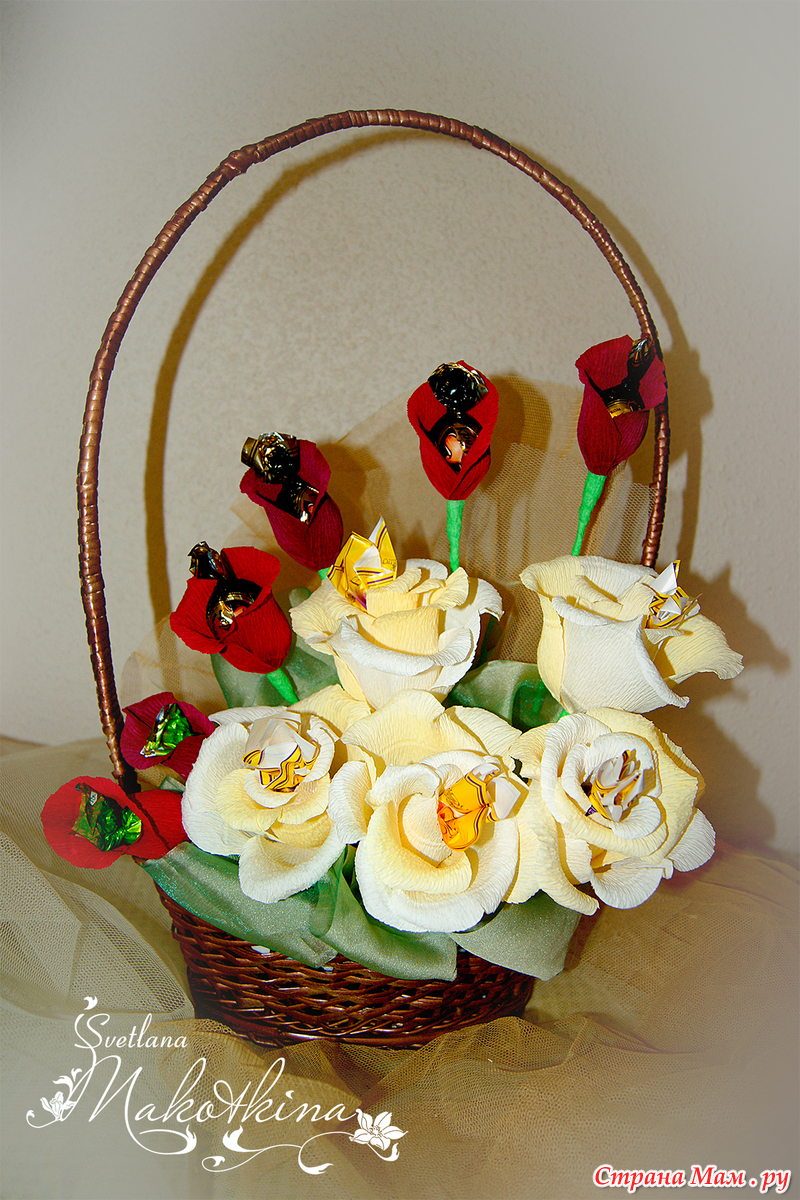 Цветы из гофрированной бумаги в корзине с конфетами: Букет из конфет розы из гофрированной бумаги – купить на Ярмарке Мастеров