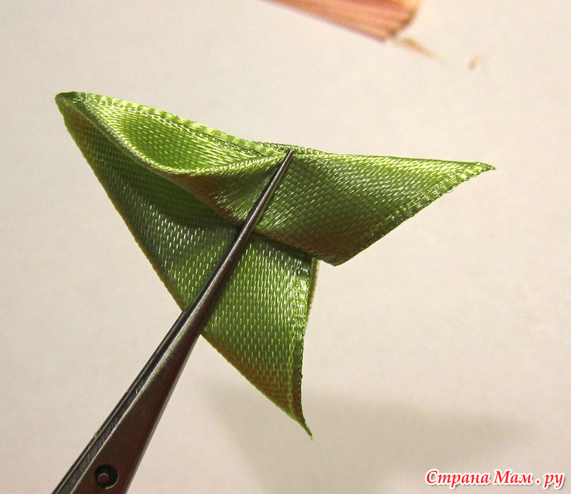 Как из атласной ленты сделать листики: Пошаговое изготовление разных видов листов из атласной ленты.