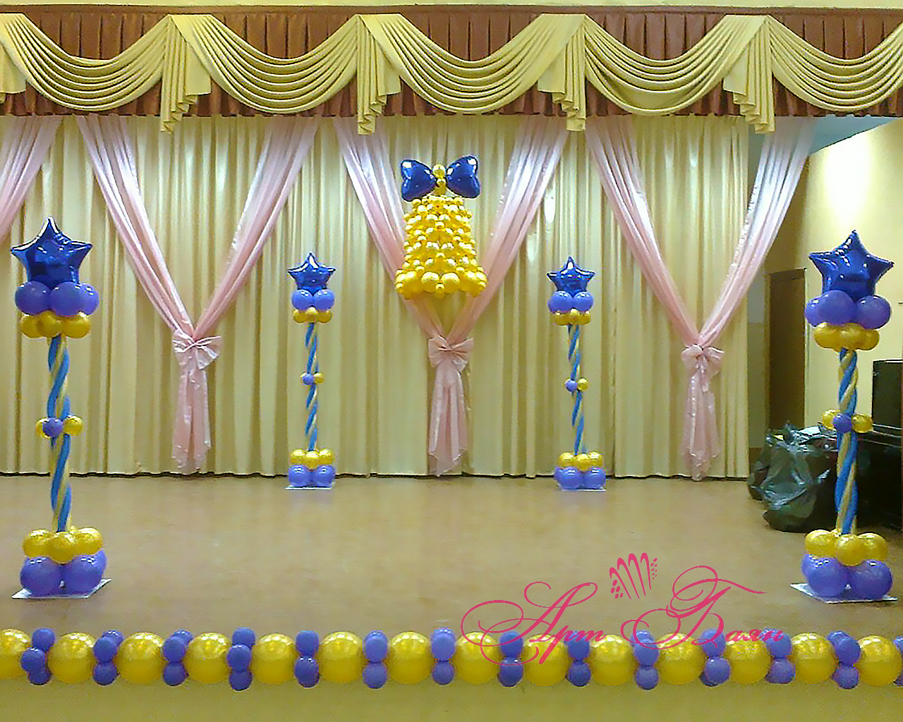Оформление зала на выпускной в школе шарами фото