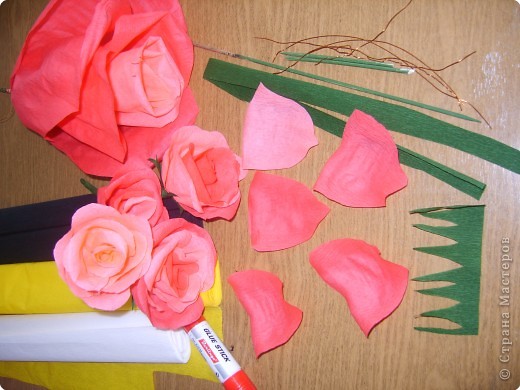 Топиарий розы из гофрированной бумаги пошаговая инструкция: Топиарий из гофрированной бумаги своими руками, 3 мастер-класса