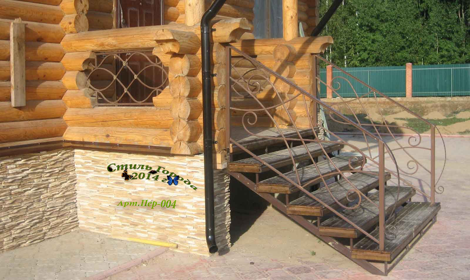 Крыльцо с балясинами: ступеньки для частного кирпичного дома, наружные лестницы для загородного коттеджа, уличные ступени