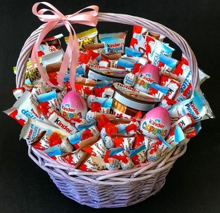 Корзина с конфетами в подарок своими руками: Композиция «Корзина с цветами из конфет»