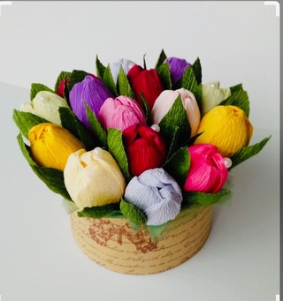 Цветы с конфетами из бумаги крепированной: Как сделать букет из конфет своими руками для начинающих.Фото пошагово