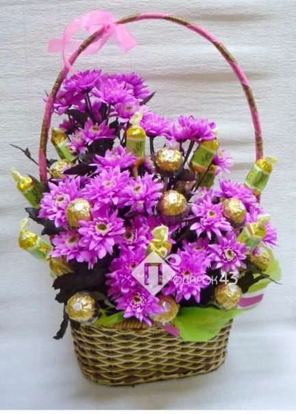 Букет из живых цветов и конфет: Букет из живых цветов и конфет – купить на Ярмарке Мастеров