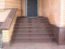 Вход ступеньки в дом фото: ступеньки для частного кирпичного дома, наружные лестницы для загородного коттеджа, уличные ступени