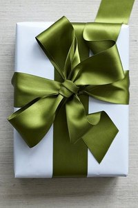 Как сделать из подарочной ленты бант: Бант на подарок: учимся делать, завязывать и прикреплять