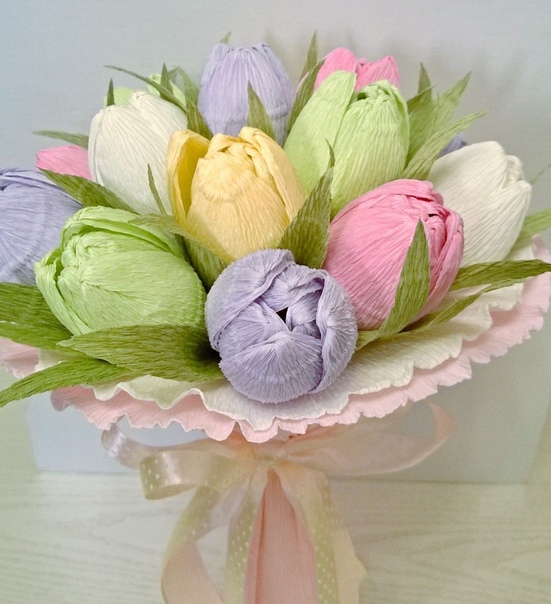 Тюльпаны из гофрированной бумаги с конфетами своими руками пошагово: цветы из конфет и гофрированной бумаги Цветы из гофрированной бумаги своими руками с конфетами #yandexim…