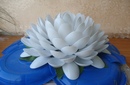 Из пластиковых ложек лотос: Кувшинка из одноразовых ложек Пошаговые фото