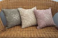 Декоративные вязаные подушки своими руками: Декоративные подушки давно используются как украшение интерьера. Они уместны везде: в спальне, в гостиной, на кух…