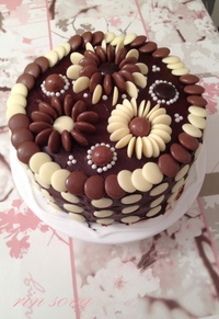 Как украсить торт сладостями: Украшение торта конфетами и шоколадками и как украсить торт