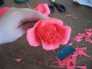 Квіти з гофрованого паперу своїми руками схеми: Квіти з гофрованого паперу своїми руками: 80 фото ідей, відео майстер-класи
