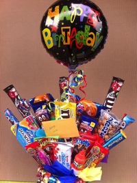 Оригинальный сладкий подарок на день рождения своими руками: Композиции из конфет: бесплатные мастер-классы