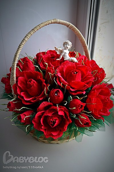 Цветы из гофрированной бумаги в корзине с конфетами: Букет из конфет розы из гофрированной бумаги – купить на Ярмарке Мастеров