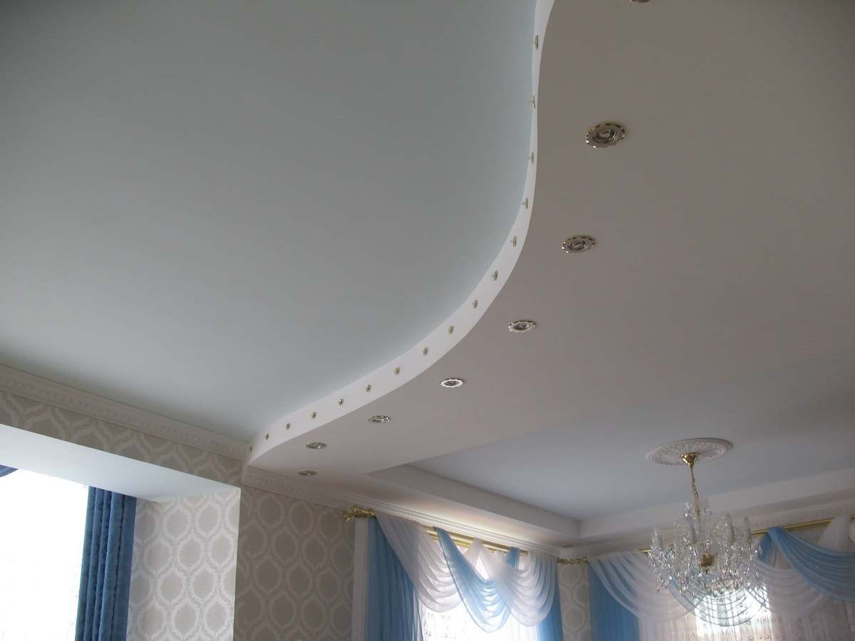 Простой фигура потолок: фигурная поверхность из гипсокартона с рисунком и узорами, фигурки из гипса, гипсокартон в спальне