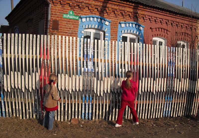 Забор своими руками из подручных материалов фото: Забор из подручных материалов своими руками + фото