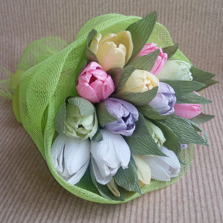 Тюльпаны из гофрированной бумаги с конфетами своими руками пошагово: цветы из конфет и гофрированной бумаги Цветы из гофрированной бумаги своими руками с конфетами #yandexim…