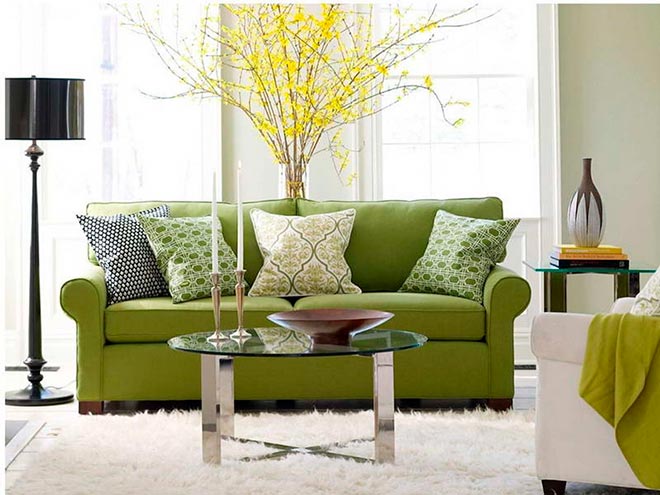 Декоративные подушки лежат на диване в красивой комнате