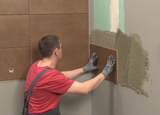 Укладка кафельной плитки на стену своими руками: Укладка плитки на стену. Мастер-класс для начинающих