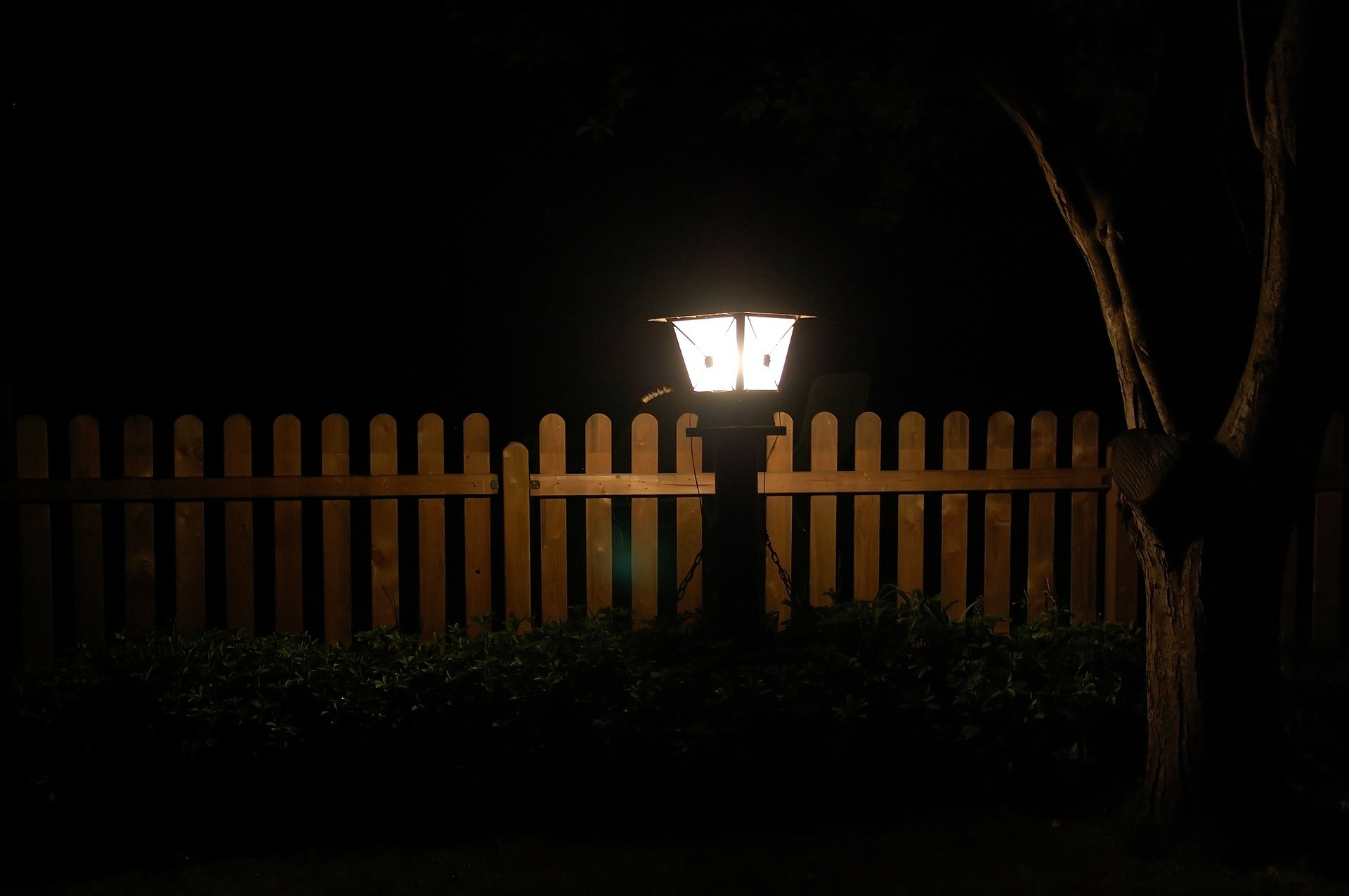Подсветка забора фото: Освещение забора частного дома