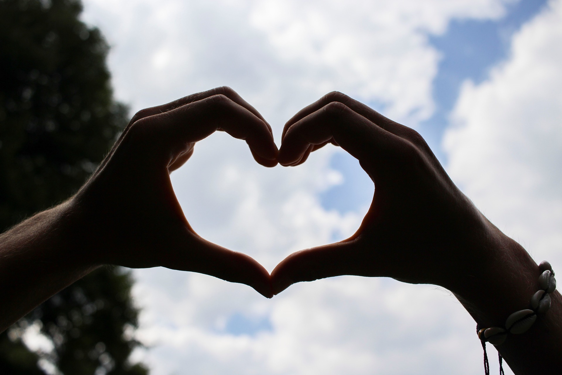 Фото сердечко руками: Сердечко из рук на фоне неба - аватары, картинки, авы