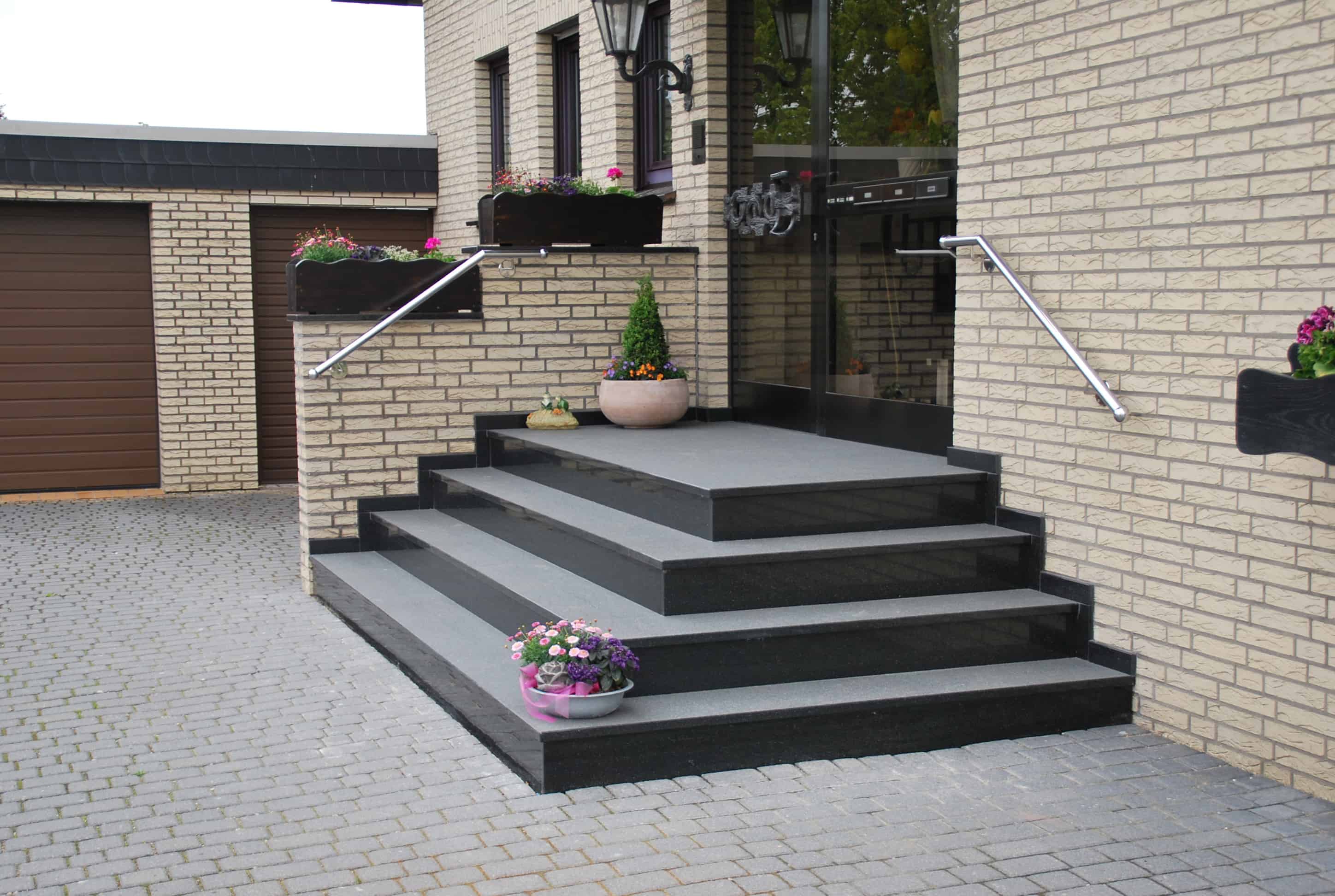 Дизайн входа в дом со ступеньками фото: ступеньки для частного кирпичного дома, наружные лестницы для загородного коттеджа, уличные ступени