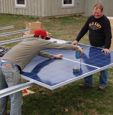 Как сделать солнечные батареи своими руками в домашних условиях видео: Солнечная батарея своими руками: пошаговый мастер-класс