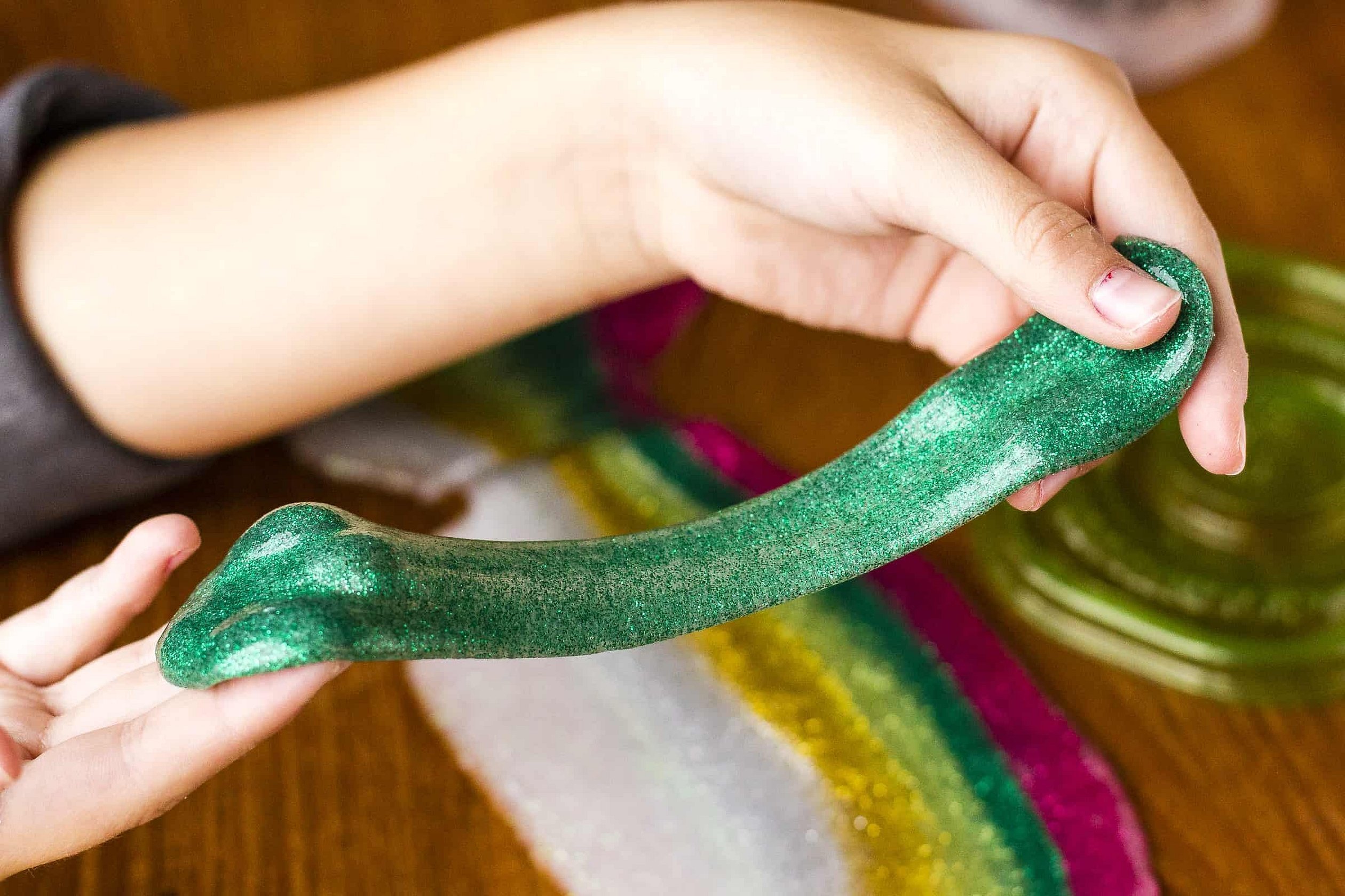 Как сделать очень легко лизуна: Как сделать лизуна из краски. Как сделать лизун в домашних условиях быстро и легко? Самые простые рецепты и правила хранения игрушки. Что такое «Лизун»