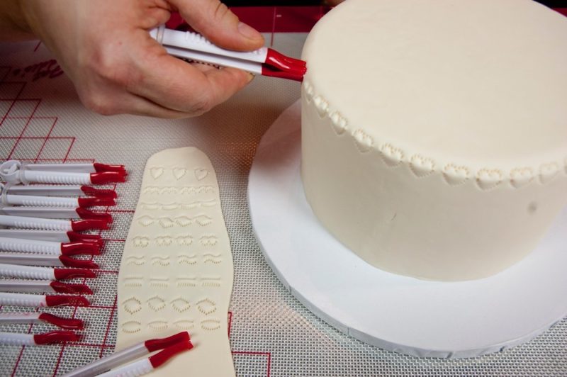 Украсить торт мастикой в домашних условиях: Работа с мастикой для начинающих и профи — Статьи