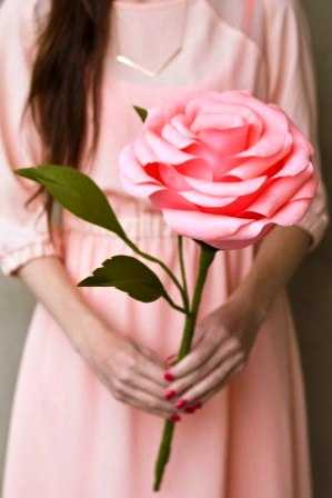 Большие розы своими руками из гофрированной бумаги – Большая роза из бумаги. Подробная инструкция.