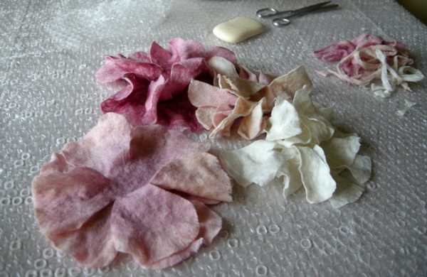 Цветок из шерсти мокрое валяние – Валяние цветов из шерсти своими руками, 3 мастер-класса