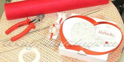 Цветы из гофрированной бумаги из конфет мастер класс – Букет из конфет своими руками: пошагово с фото