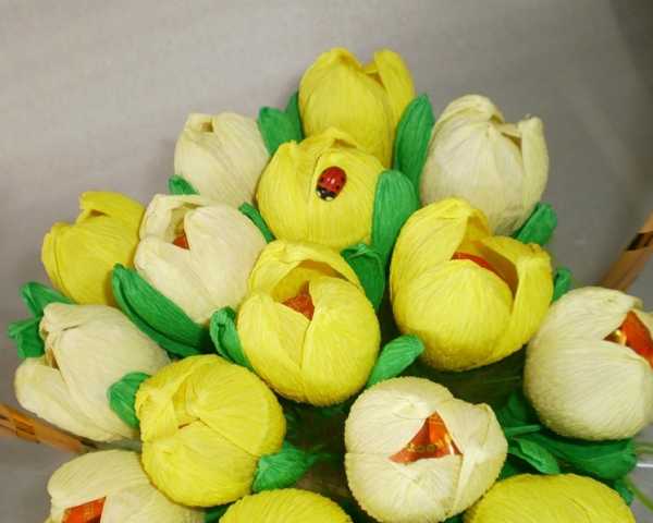 Цветы из гофрированной бумаги из конфет мастер класс – Букет из конфет своими руками: пошагово с фото