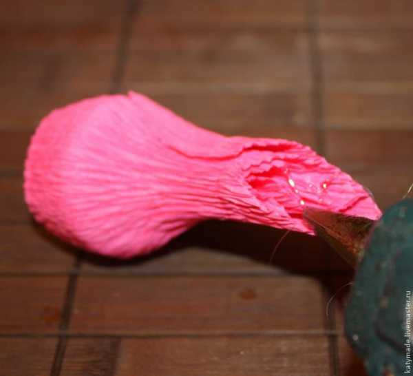 Цветы из крепированной бумаги с конфетами – Букет из конфет своими руками: пошагово с фото