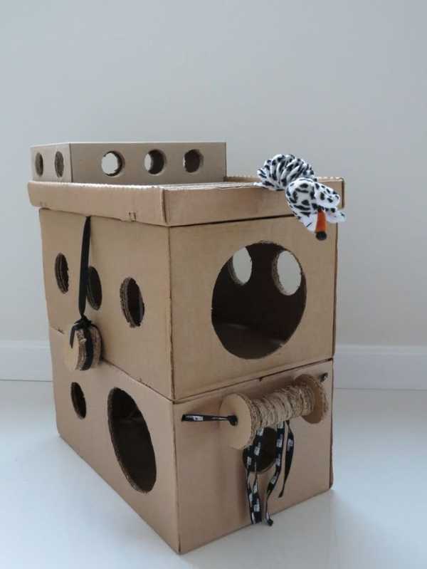 Домик для уличной кошки своими руками из коробки – из картонной коробки, футболки, поролона и фанеры