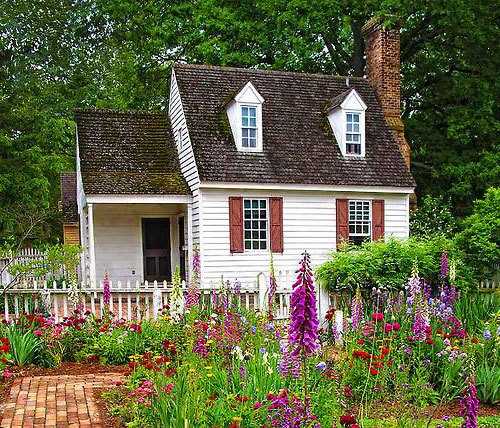 Фото домик в саду – Дачные домики: 45 впечатляющих фото