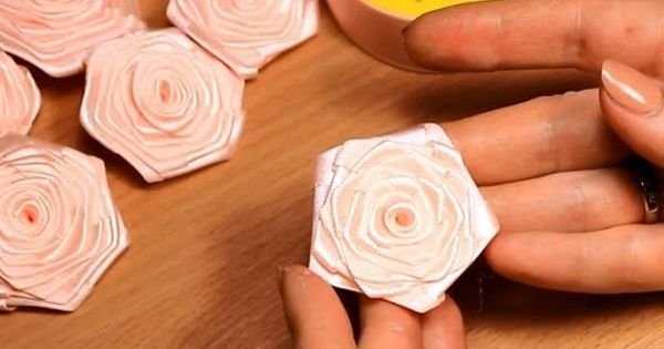 Как из ленты делать розочки из – Как сделать розу из лент? Мастер класс с пошаговыми фото и описанием