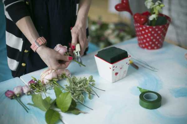 Как сделать из цветов корзину – Как сделать букет из живых цветов в корзине своими руками?