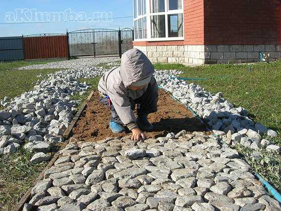 Устройство дорожек в саду своими руками – Устройство садовых дорожек своими руками из разных материалов